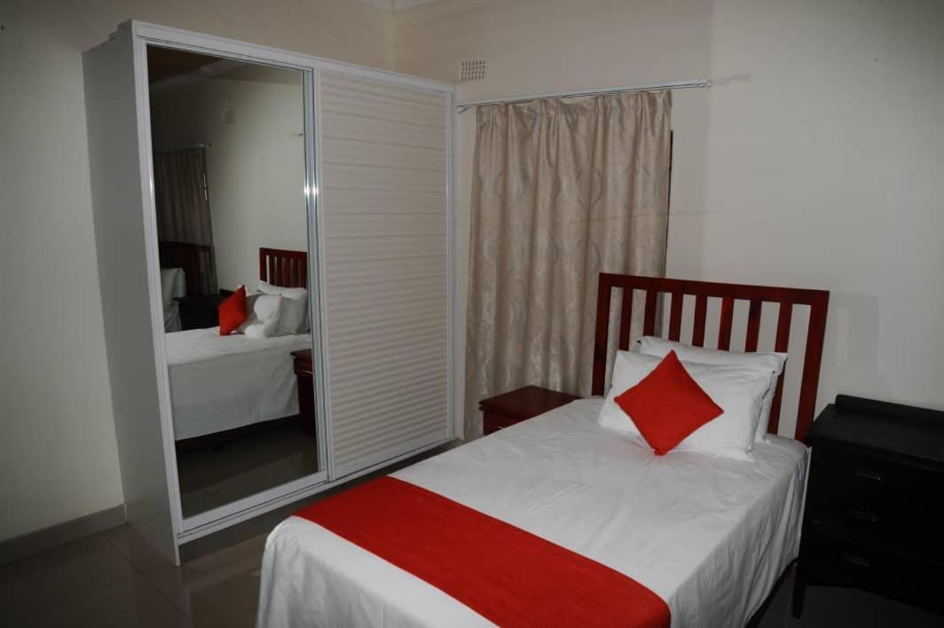 Pillacol Guest House Victoria Falls Exterior foto