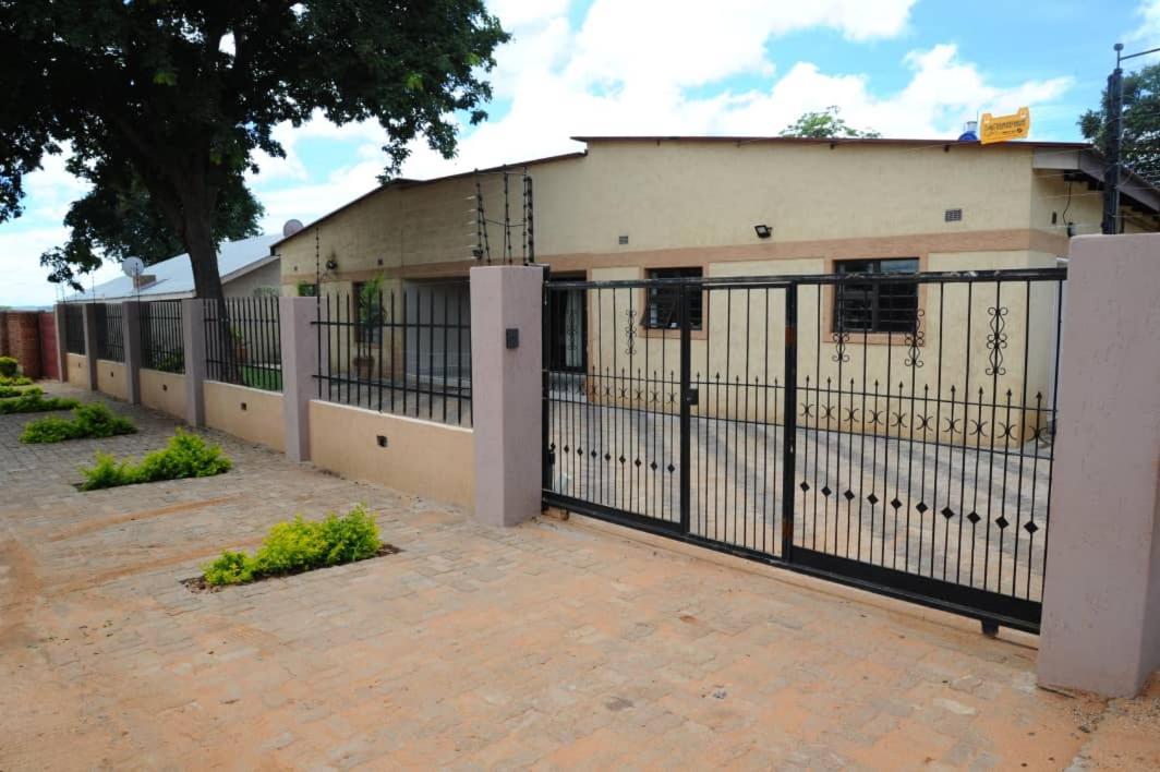 Pillacol Guest House Victoria Falls Exterior foto